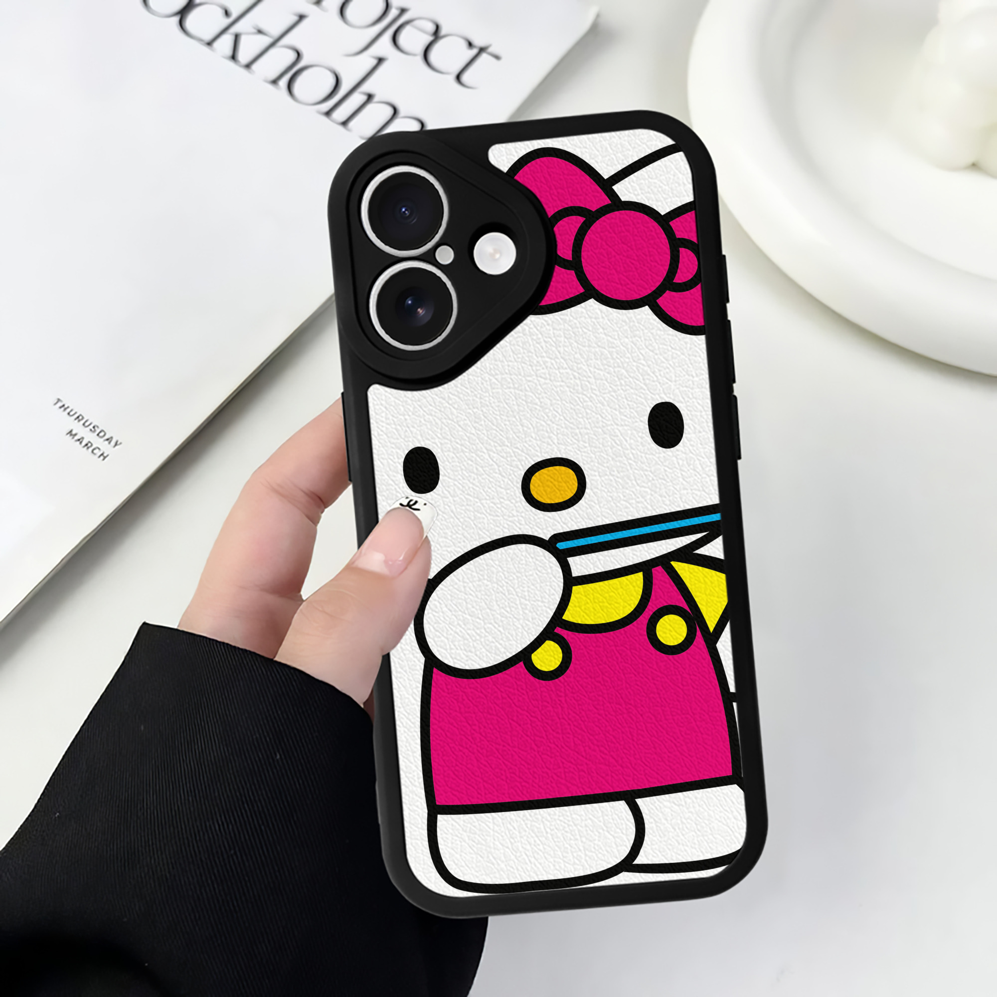 （画像用） Hello Kitty ハローキティ 【iPhone 16シリーズ対応】シリコンスマホケース（レザー調） 材質：シリコン